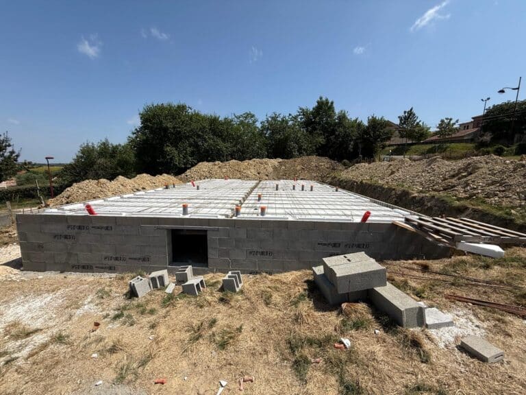Construction du vide sanitaire et mise en place du plancher hourdis