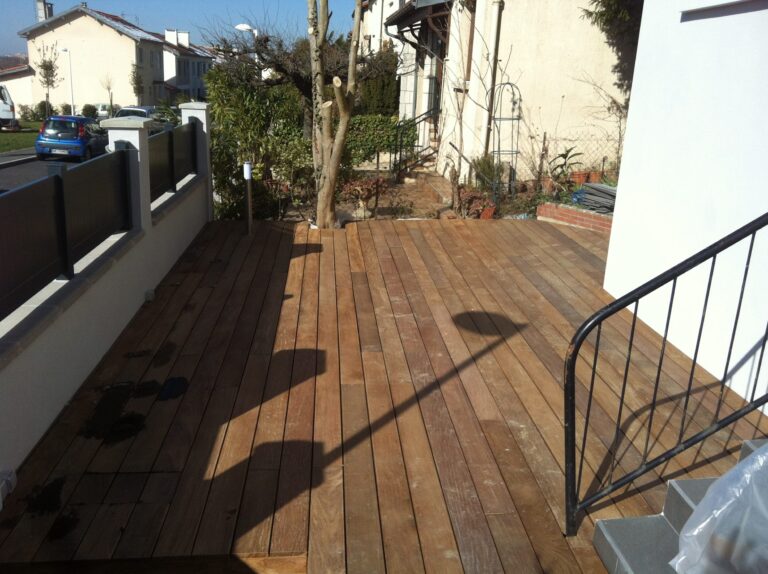 Pose d'une terrasse en bois exotique