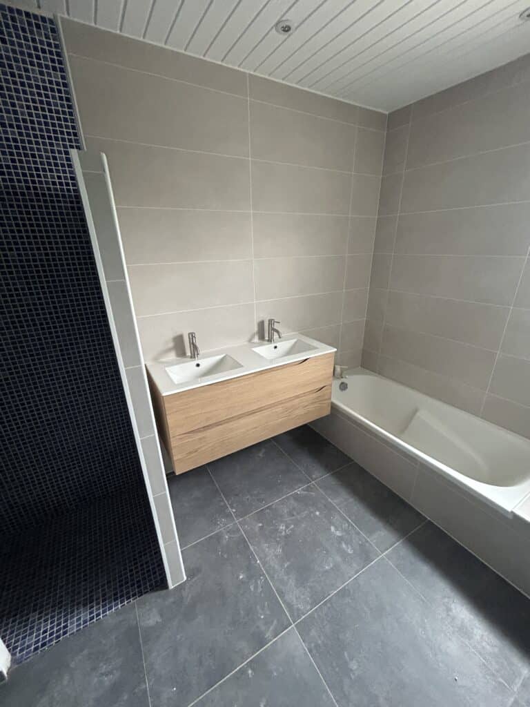 Salle de bains en cours de finition